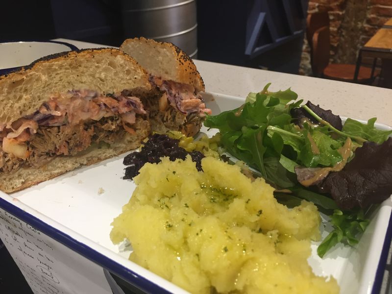 Menu Midi : le Burger à l'Effiloché de Porc et son écrasé de Pomme de Terre