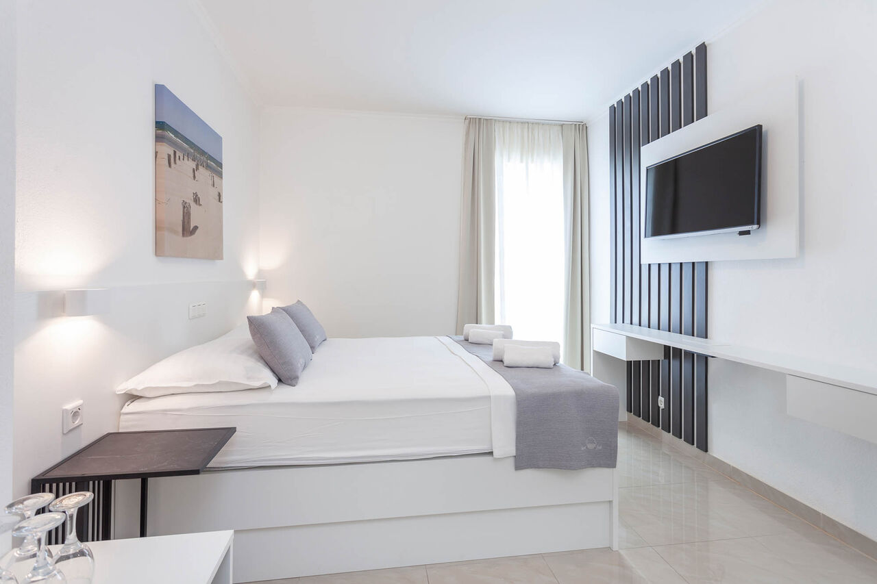 Family Quatruple Room Balcony Sea View Bedroom