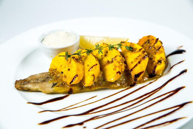 Скумбрія запечена з яблуками.