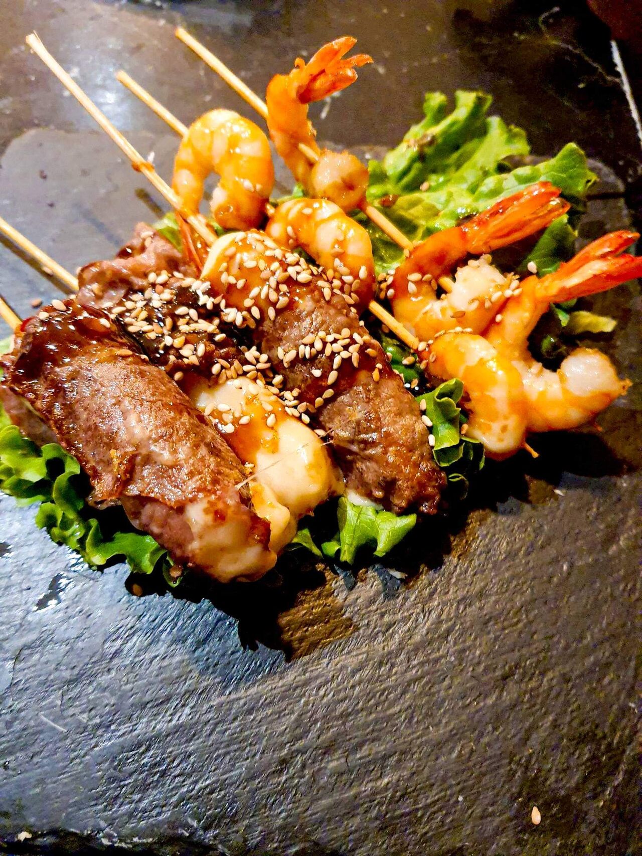 Brochettes :2 Brochettes bœuf au fromage, 2 brochettes de poulet pané, 2 brochettes aux crevettes + riz vinaigré. 