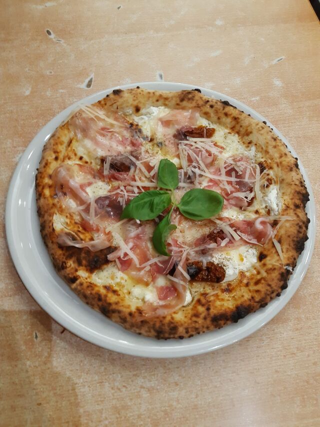 Zio Pepe: ricotta fresca vaccino, mozzarella, pomodorino zecco, pancetta coppata, scaglie di grana, pepe, basilico