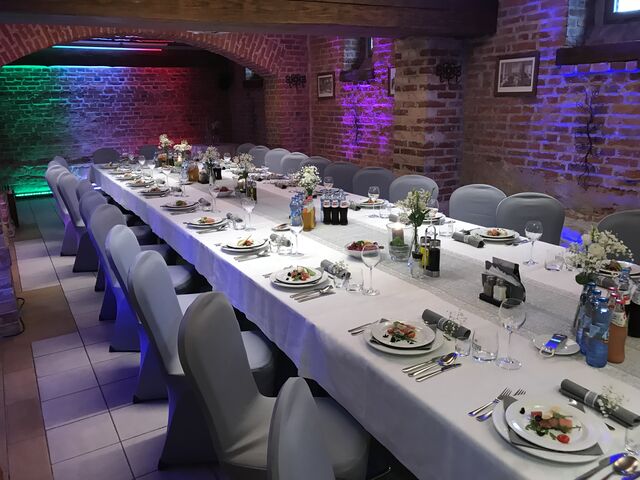 Klimatyczne wnętrza naszych podziemi ugoszczą Państwa podczas rodzinnych i przyjacielskich spotkań