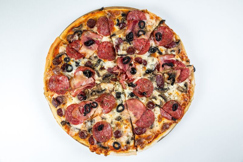 Піца Мясний Бум (ковбаски копчені, салямі, бекон, гриби, маслини, сир моцарелла) 