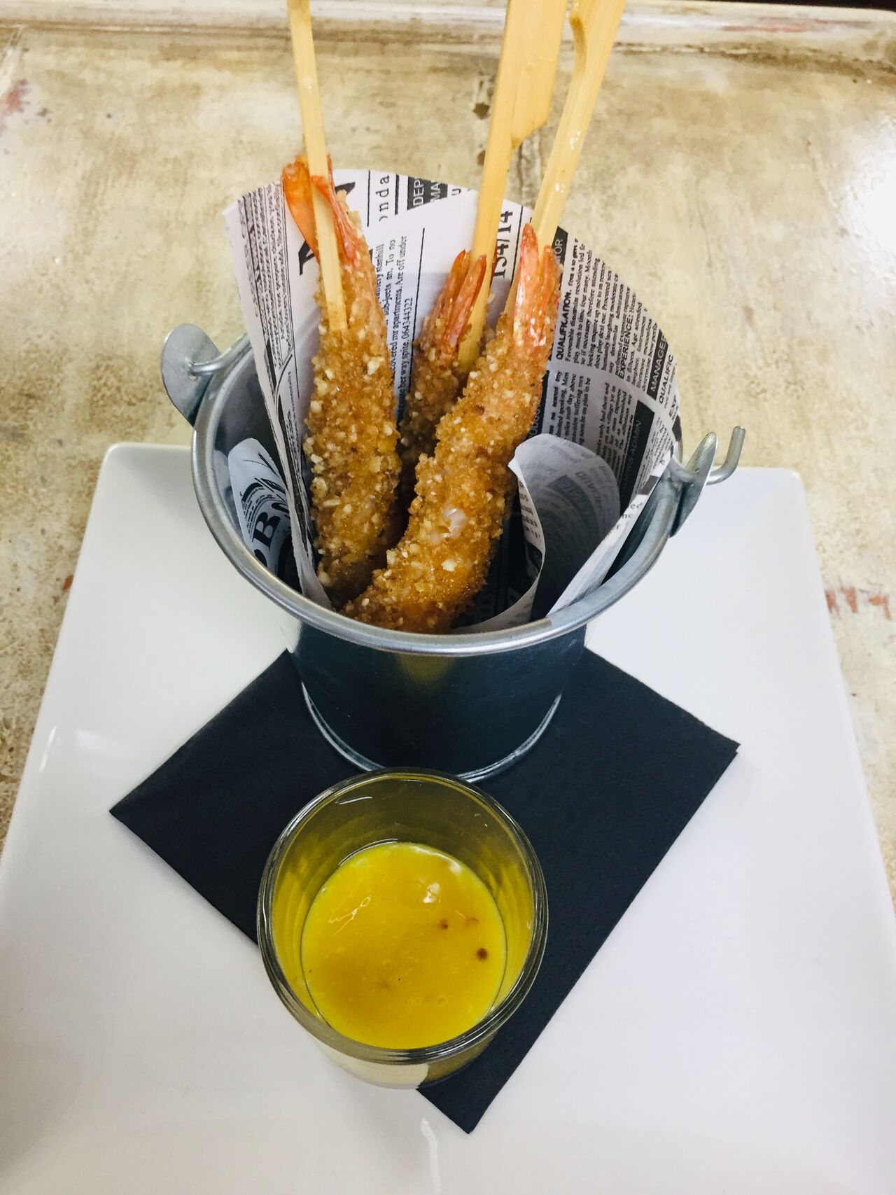 Crujiente de langostinos con salsa miel y mostaza 