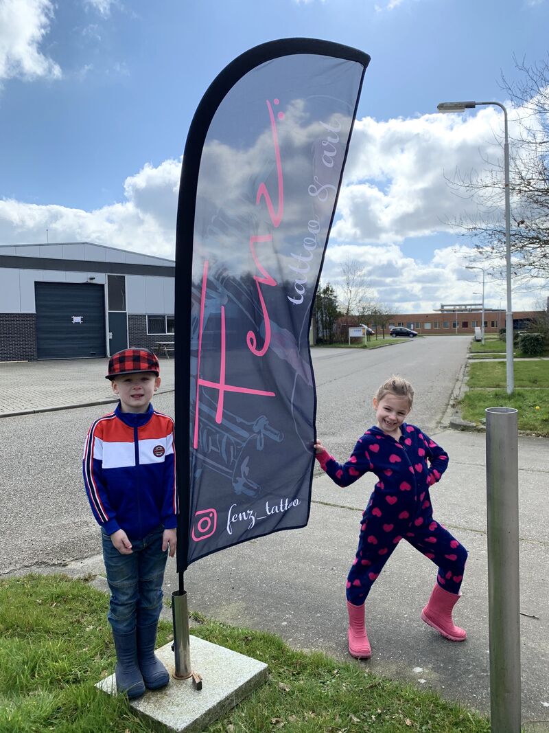 Zie hier! Mijn mooie vlag, gepresenteerd door mijn mooie kids!