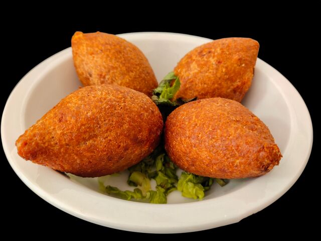 (Kebbèh)
Boulette de viande (agneau)au blé concassé, farcie de viande d'agneau hachée,
parfumée aux 7 épices, oignons