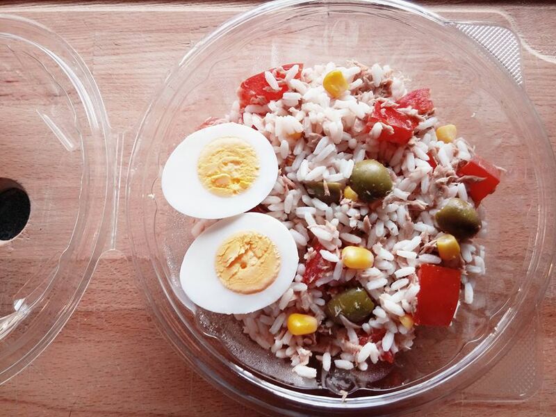 Salade de riz (riz-thon-tomates-olives-maïs-oeuf) 5,50 euros