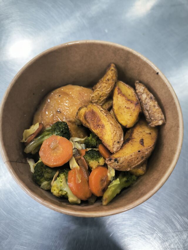 Cuisse de poulet rôti avec ces légumes et potatoes 