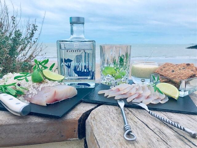 Gravlax de bar de ligne mariné à l'eau de vie GODET , citron vert et criste marine. Oeufs en tarama & crackers danois.