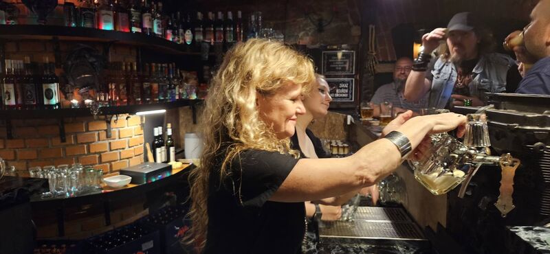 Danče s Kačkou za barem