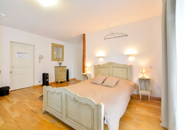 Chambre Double, 100 € / nuit, 15m² pour 2P, vue sur le jardin et salle de bain avec baignoire,, un canapé-lit pour 2 personnes.