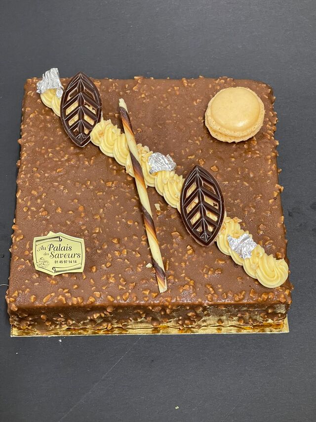 Le Rocher ( Mousse chocolat au lait, Mousse praliné, glaçage chocolat au lait Amandes torréfiées).
