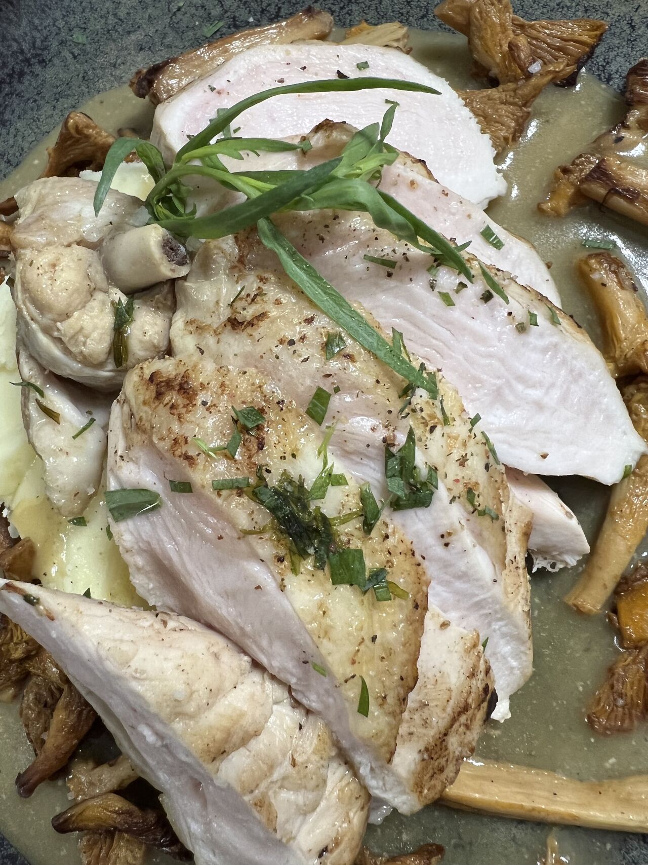 Le Suprême de Poulet Fermier à l’Estragon, Embeurré de Pommes de Terre et Girolles
