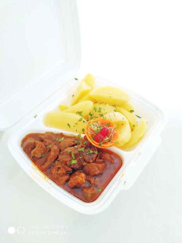 Marhapörkölt sós burgonyával