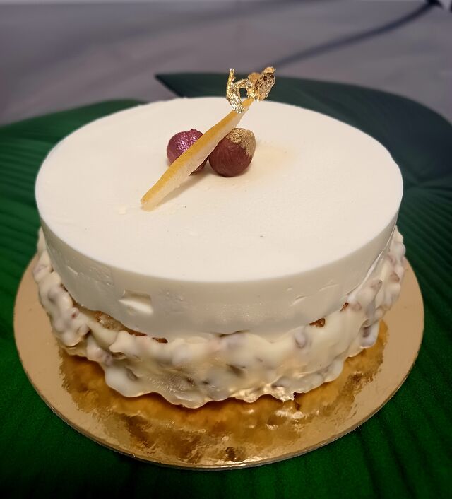 Entremet citron-praliné-chocolat blanc.
De 10 à 50 parts.