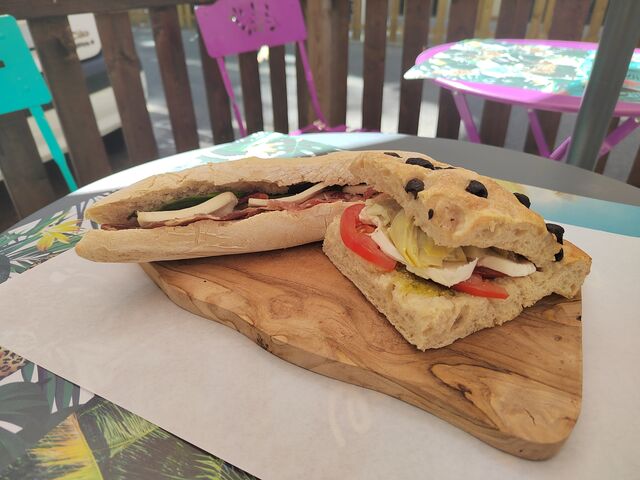 Sandwichs faits maison au jambon italien et légumes frais