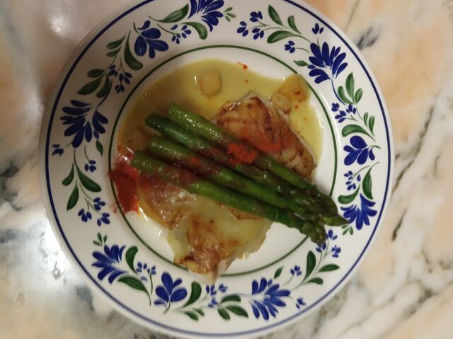 dos de lieu noir ecaille pomme de terre,asperges vertes, bouillon d asperges a la citronnelle,poudre de safran de Provence 