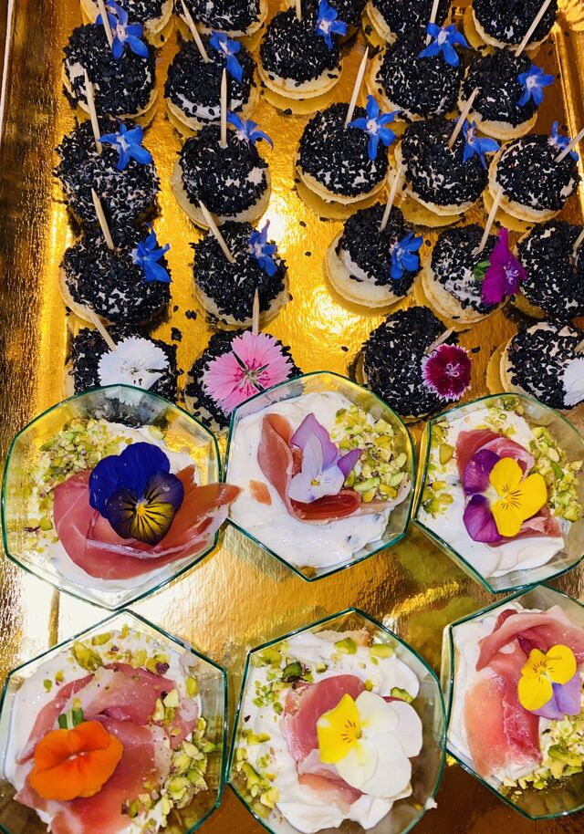 Plateau de blinis au chèvre frais, ail noir et sésame noir/ Verrines cheesecake jambon serrano et pistache 