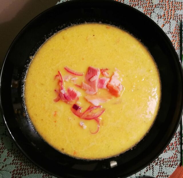 Paprikasüppchen mit geräucherter Forelle