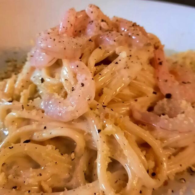 Spaghettoni artigianali di grani antichi cacio e pepe e crudo di mazzancolle