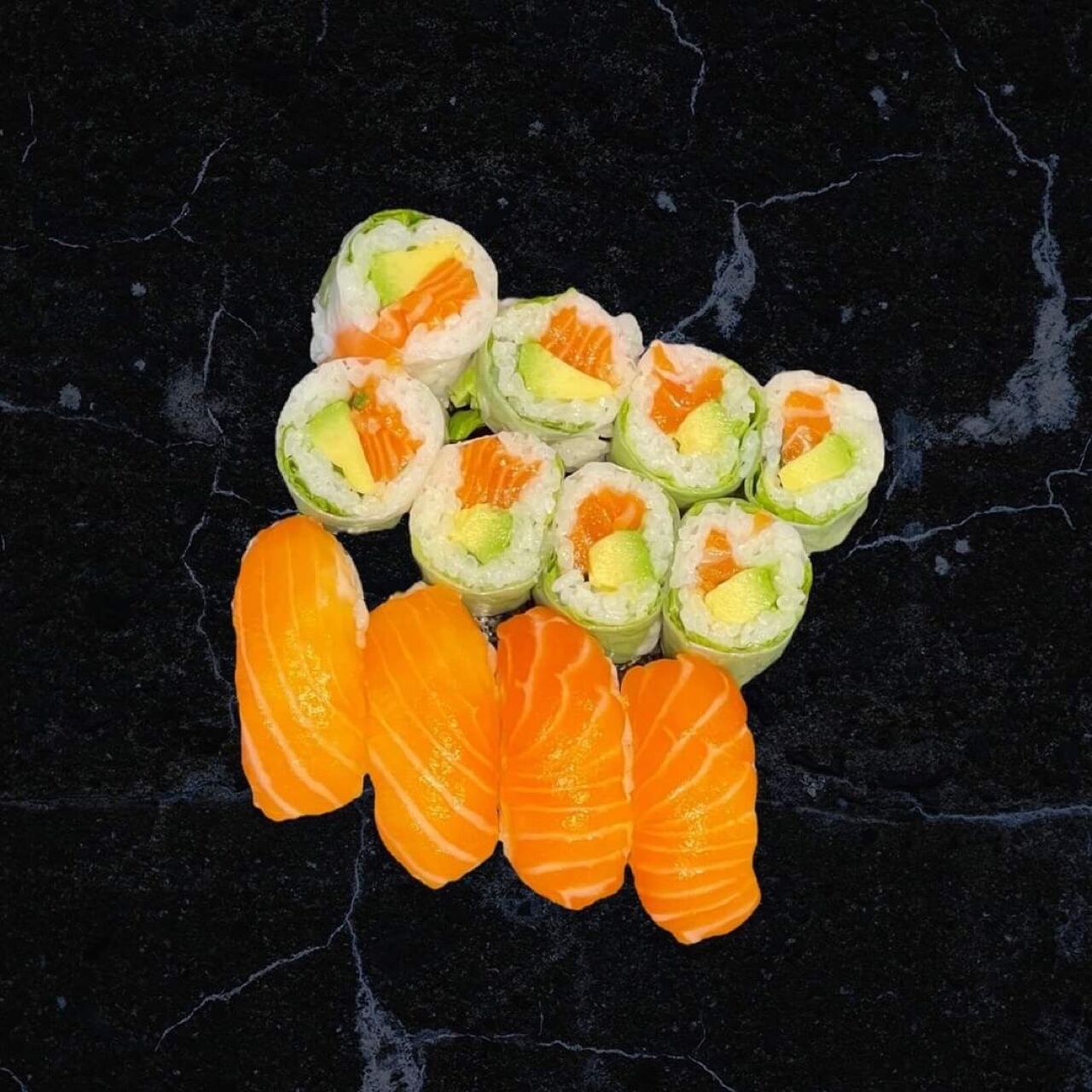 S1 ( 4 sushis saumon, 8 verde maki saumon avocat )