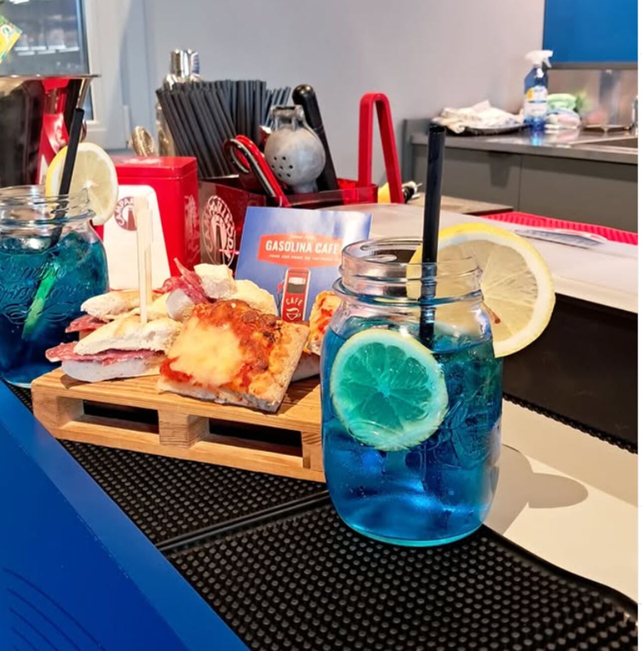 🍹 Novità Esplosiva: Prova il Nostro Spriz Blu "Gasolina Diesel"! 💙⛽️