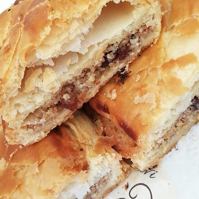Novo u ponudi. Domaće lisnato s orasima i grožđicama. Mmm❤️❤️❤️