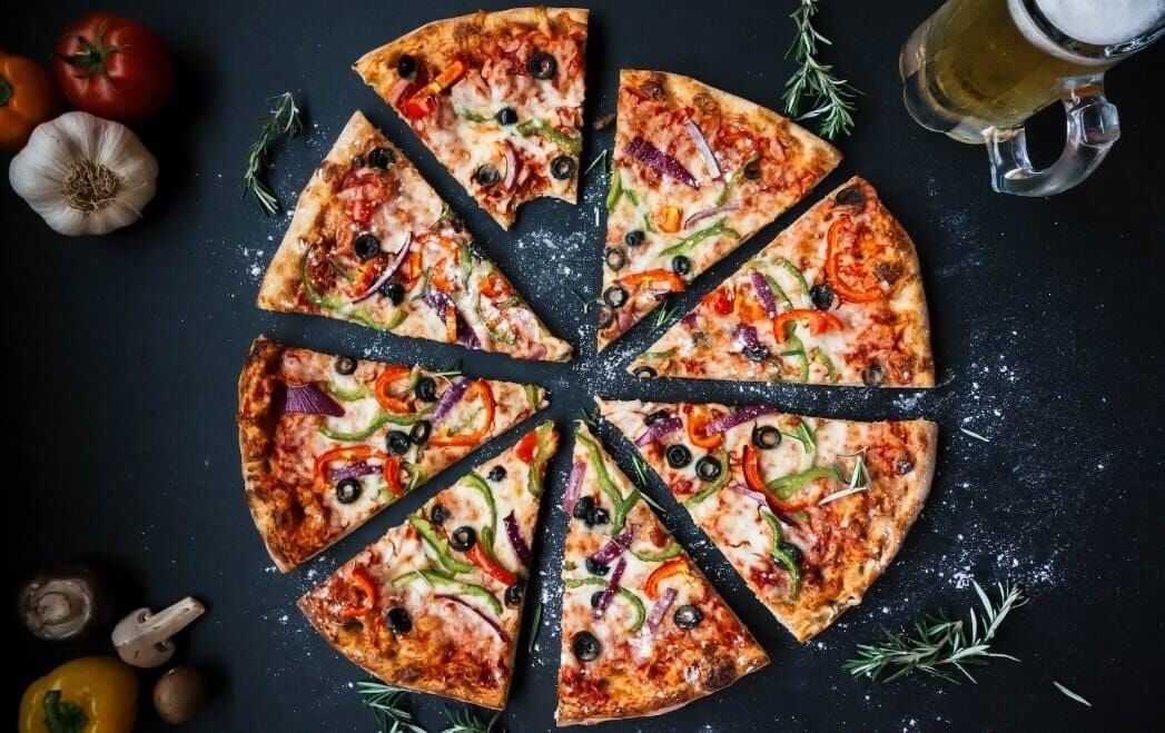 src=https://cdn.website.dish.co/media/93/b0/3118691/Le-Cafe-foto-pizza.jpg