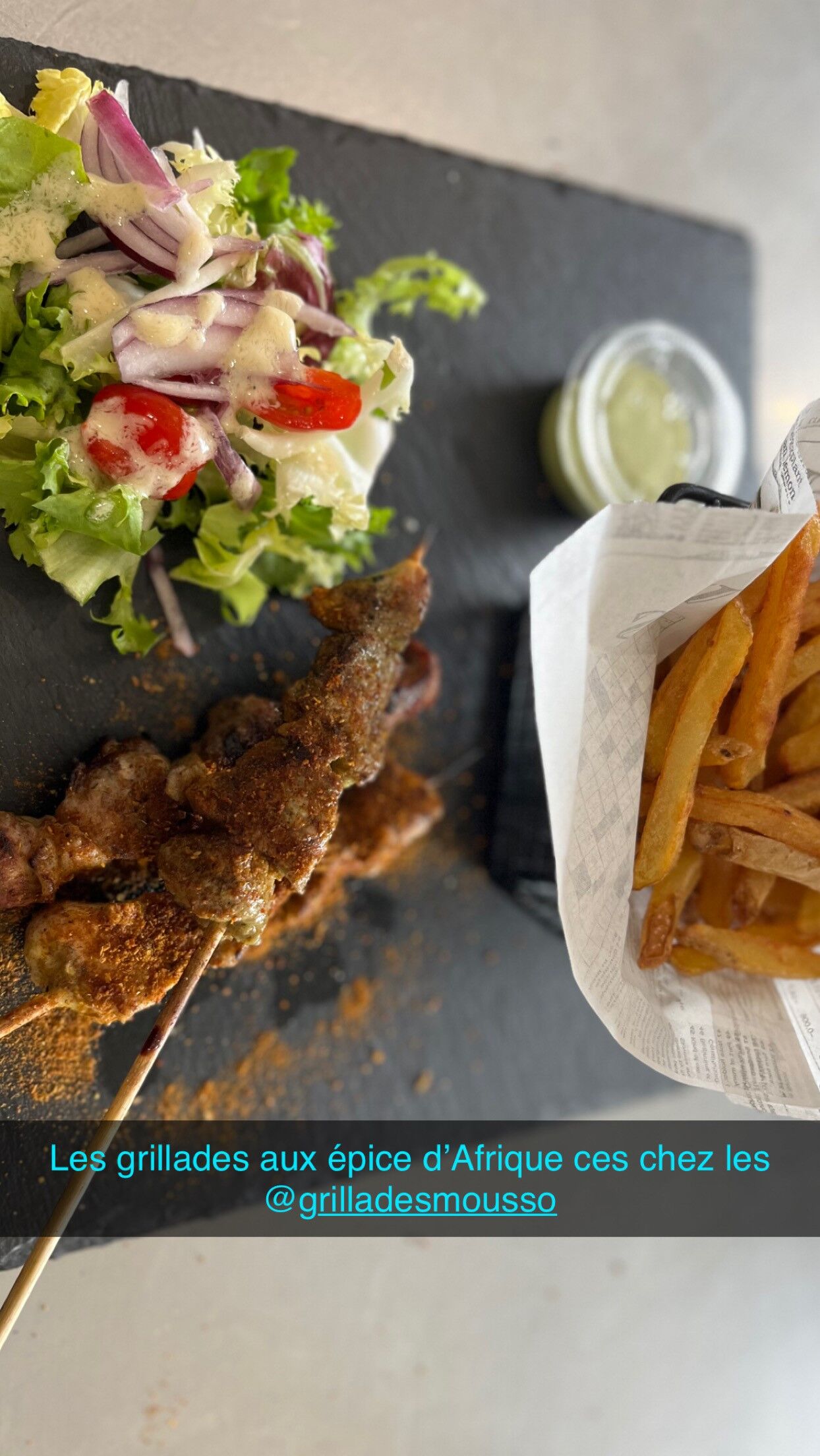 Assiette accompagnée de ces délicieuses brochettes d'agneau et ses épices d'Afrique