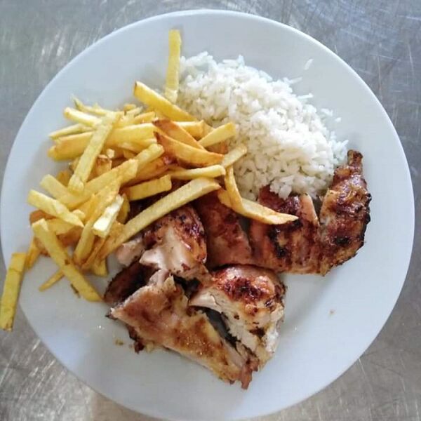 Uma das especialidades da casa o Frango assado!