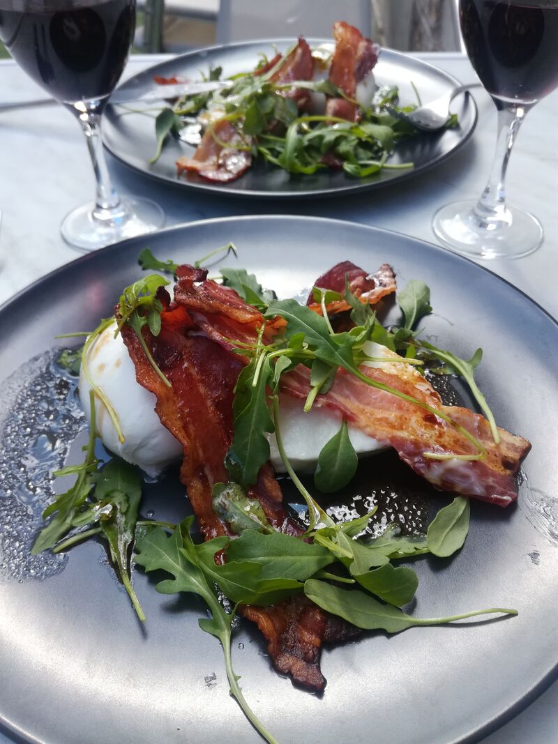 Mozzarella marinée, roquette et bacon crispy