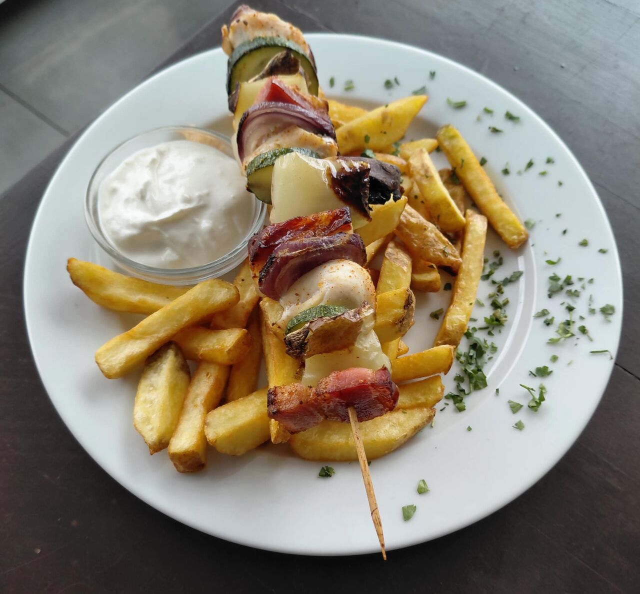 Grilovaný kurací špíz, belgické hranolky, cesnakový dip