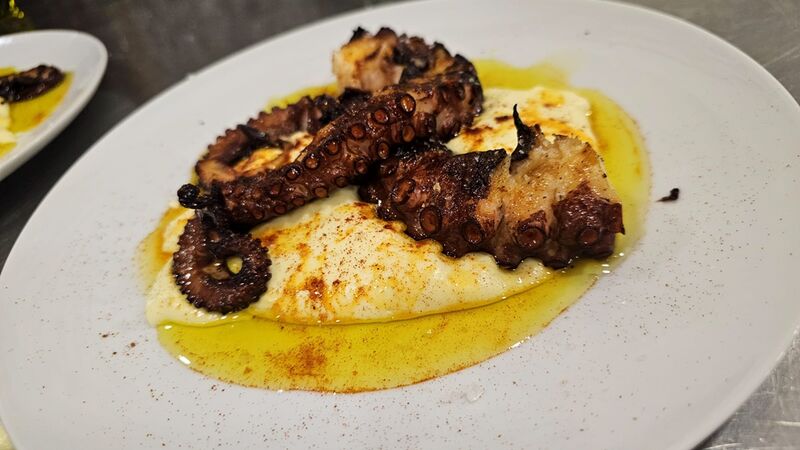 Pulpo a la brasa sobre parmentier de patata