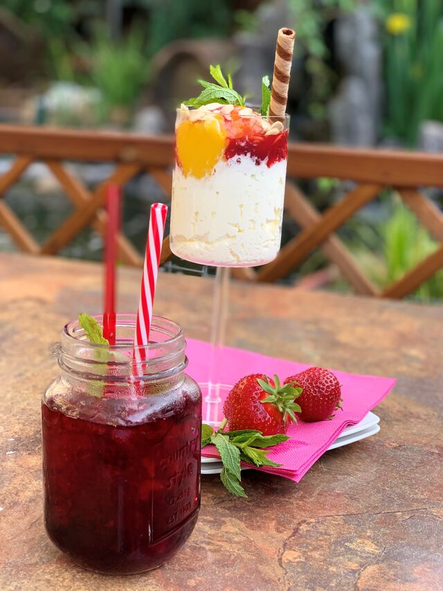 Hausgemachte Waldfrucht-Limonade & fruchtiges Mango-Maracuja-Sorbet auf Sahne mit erfrischender Erdbeersauce & knackigen Mandeln