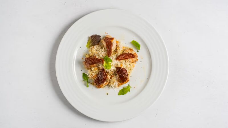 Cuketové risotto Arborio, krutí medailonky se sušenými rajčaty a sýrem Gran Moravia.