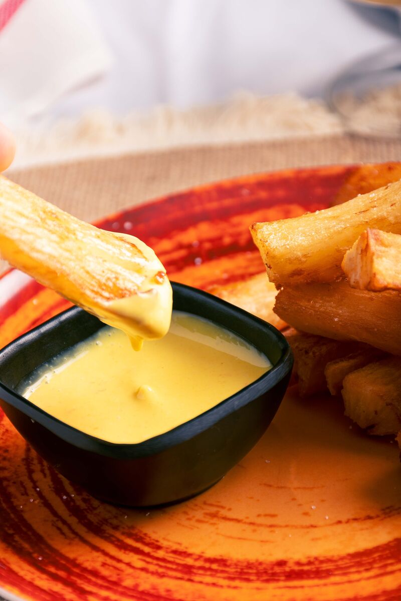 Ración de Yucas Fritas acompañado con la salsa huancaina