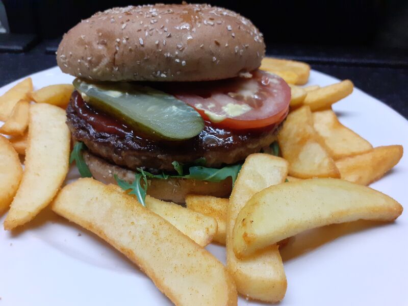 Homestyle Burger
mit Steakfries