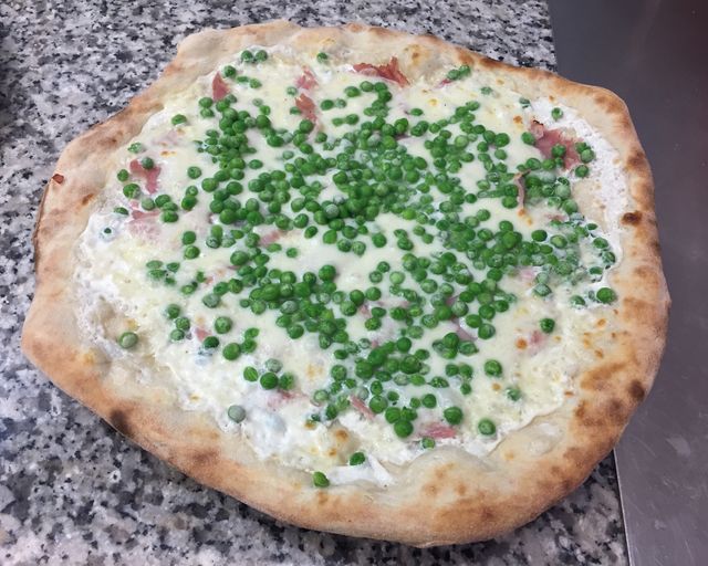 “Charlie” (mozzarella, panna, prosciutto, piselli)