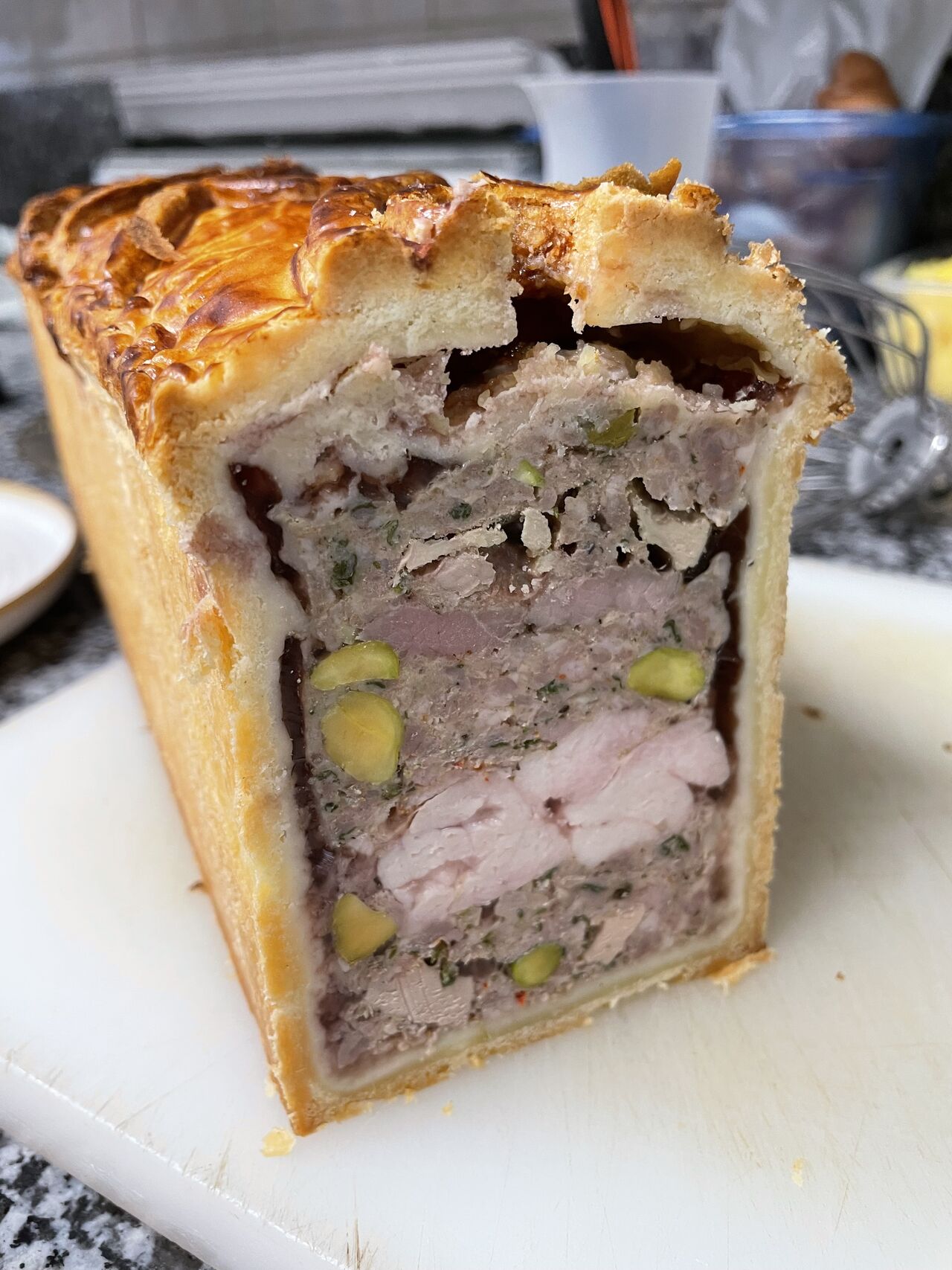 Paté en croûte canard, foie gras, ris de veau et pistaches 