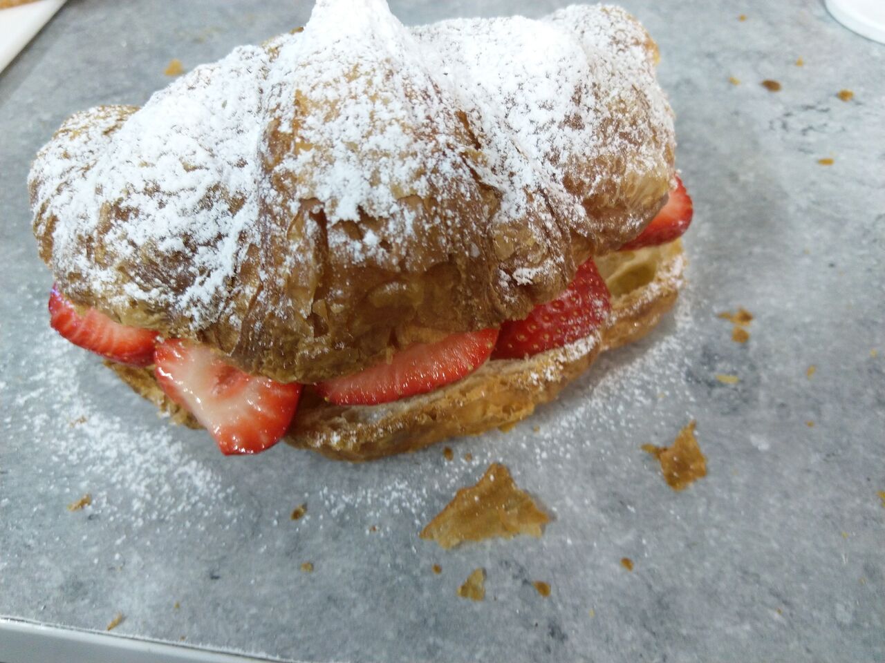 CROISSANT MET PUDDING EN AARDBEIEN (seizoen)