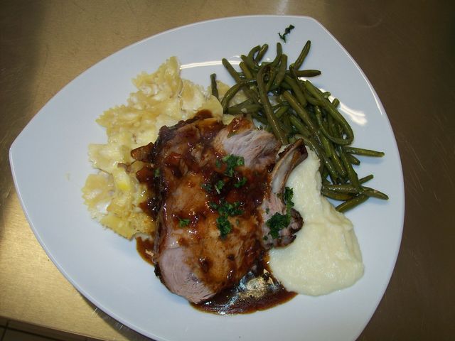 Carré de porc de montagne(vf) haricot vert,tagliatelle fraîche,purée de céleri