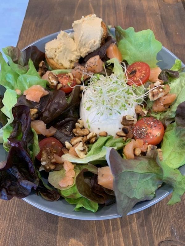 Salade du moment. Suggestion de salades composées
Burrata, Saumon Fumé, Tomates cerises, Houmous, Noix, Pignon de Pin....