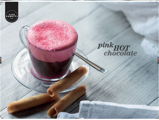 Cioccolata calda con crema di latte rosa e glitter rosa