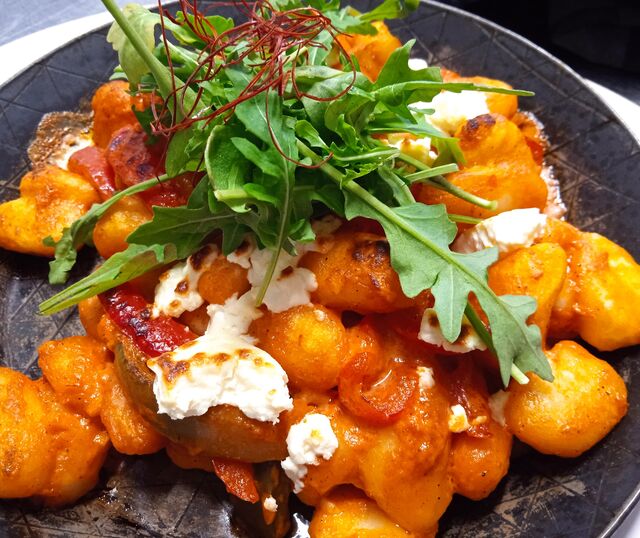 vegetarische Kartoffelgnocchipfanne
mit Grillgemüse in Tomatensauce und Fetakäse überbacken 