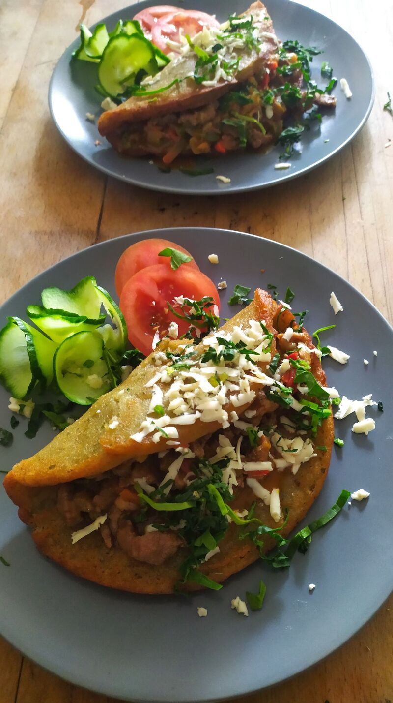 Bramboráková kapsa s jemně pikantní masovou směsí. 