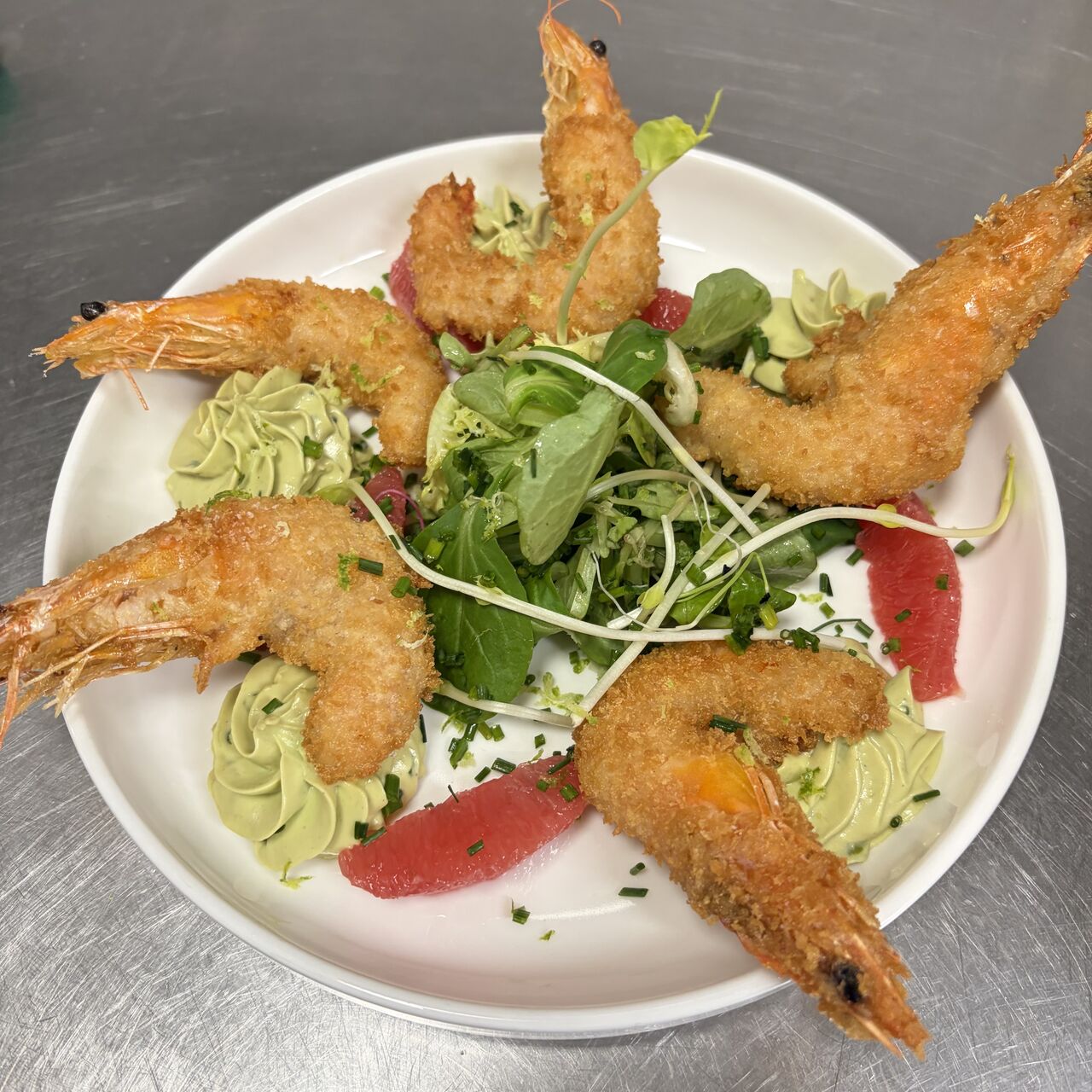 Crevette en tempura , condiment avocat