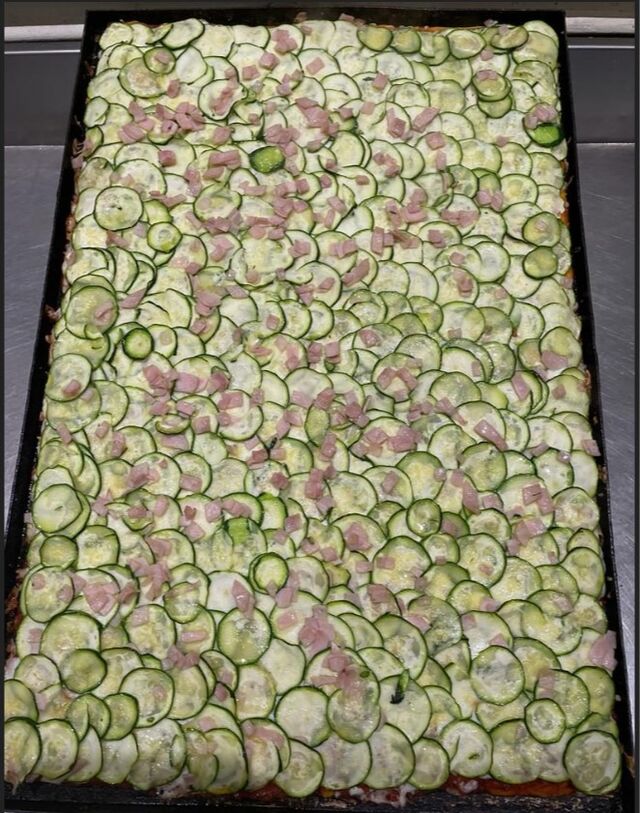 PIZZA CON ZUCCHINE E PROSCIUTTO COTTO 