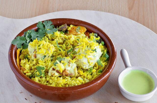 Biriyani au poulet
base de riz basmati, préparé avec les épices, de la viande de poulet, curry,
coriandre et la crème