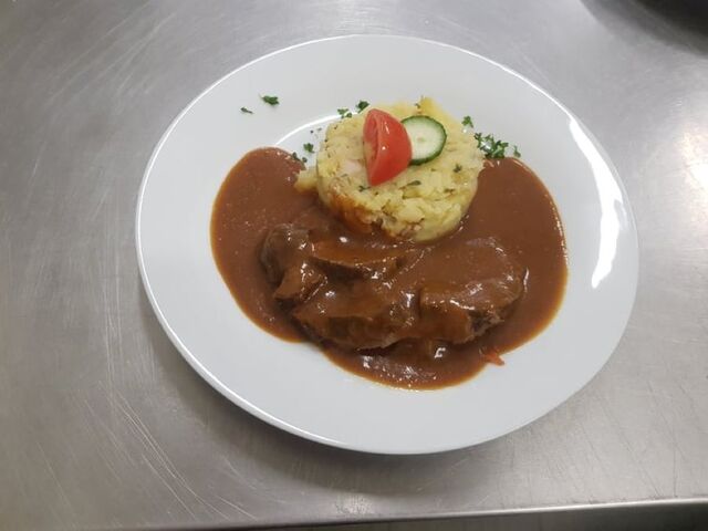 Hovězí líčka na víně, šťouchané brambory