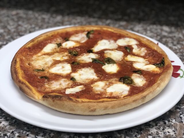 Pizza mit mozzarella di bufala 